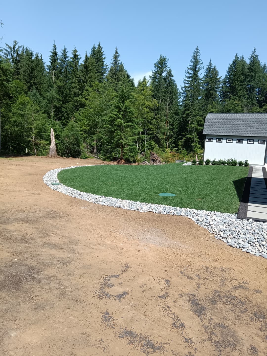 picture of rock landscaping and trim and freshly cut manicured lawn